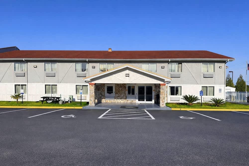 Rodeway Inn & Suites Jacksonville near Camp Lejeune 1