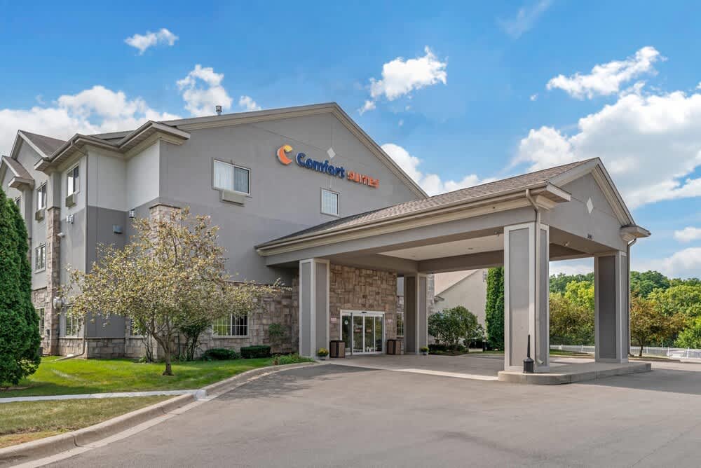 Comfort Suites Lake Geneva East 1
