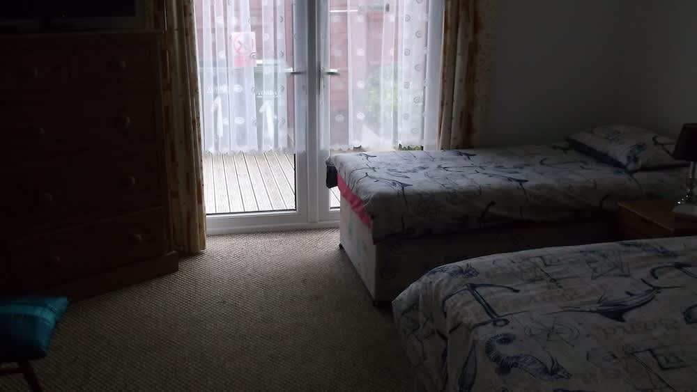 PAIGNTON S ONLY Ground floor Garden 2 Bedroom Apartment in front of the Pier & your Very own Private FREE Car space ,2 Double beds , 2 Single Beds , Kitchen , Air Fryer , 50 Blue ray Films ,Hotel Rece 2
