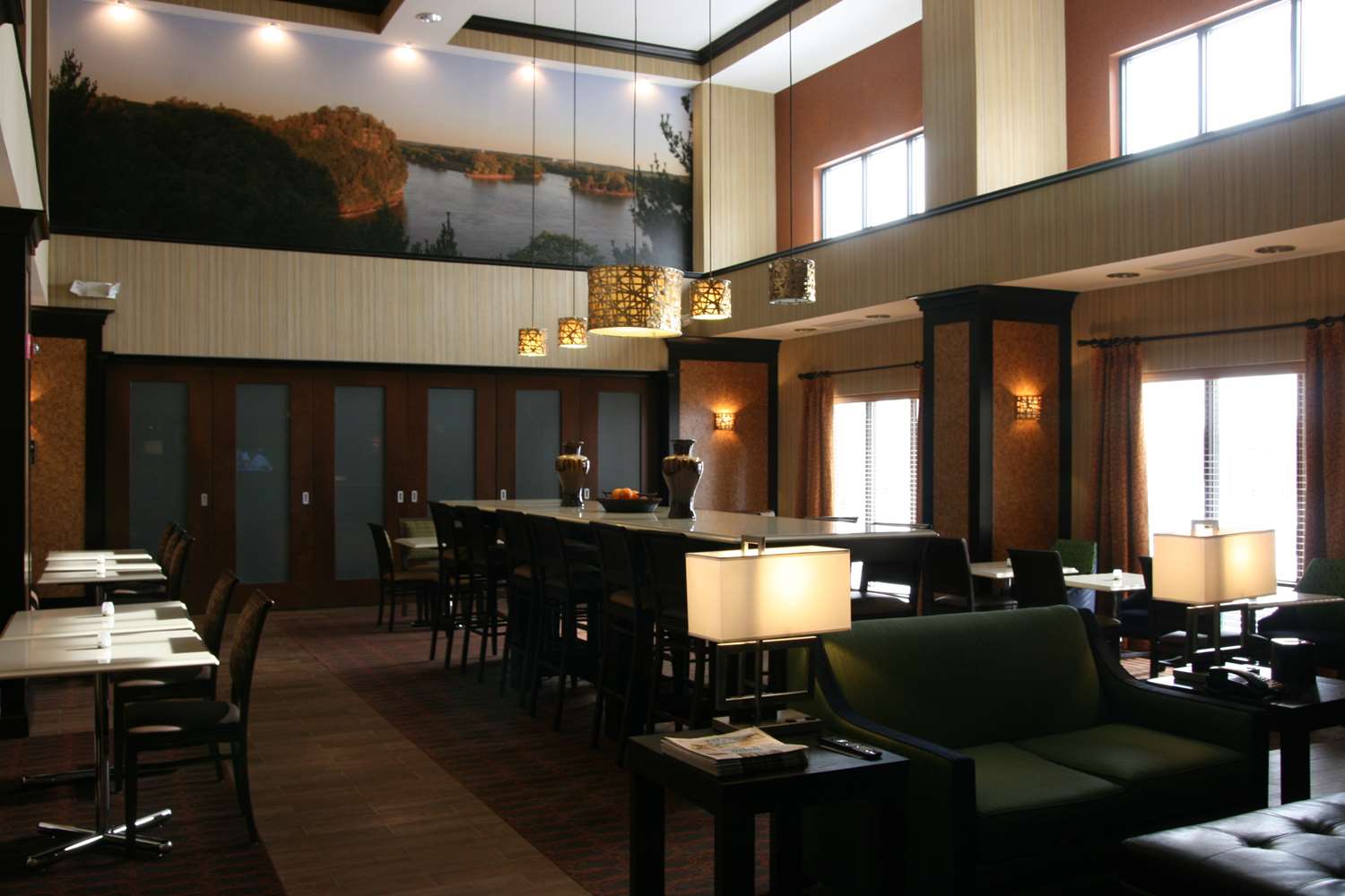 Hampton Inn & Suites Peru 2