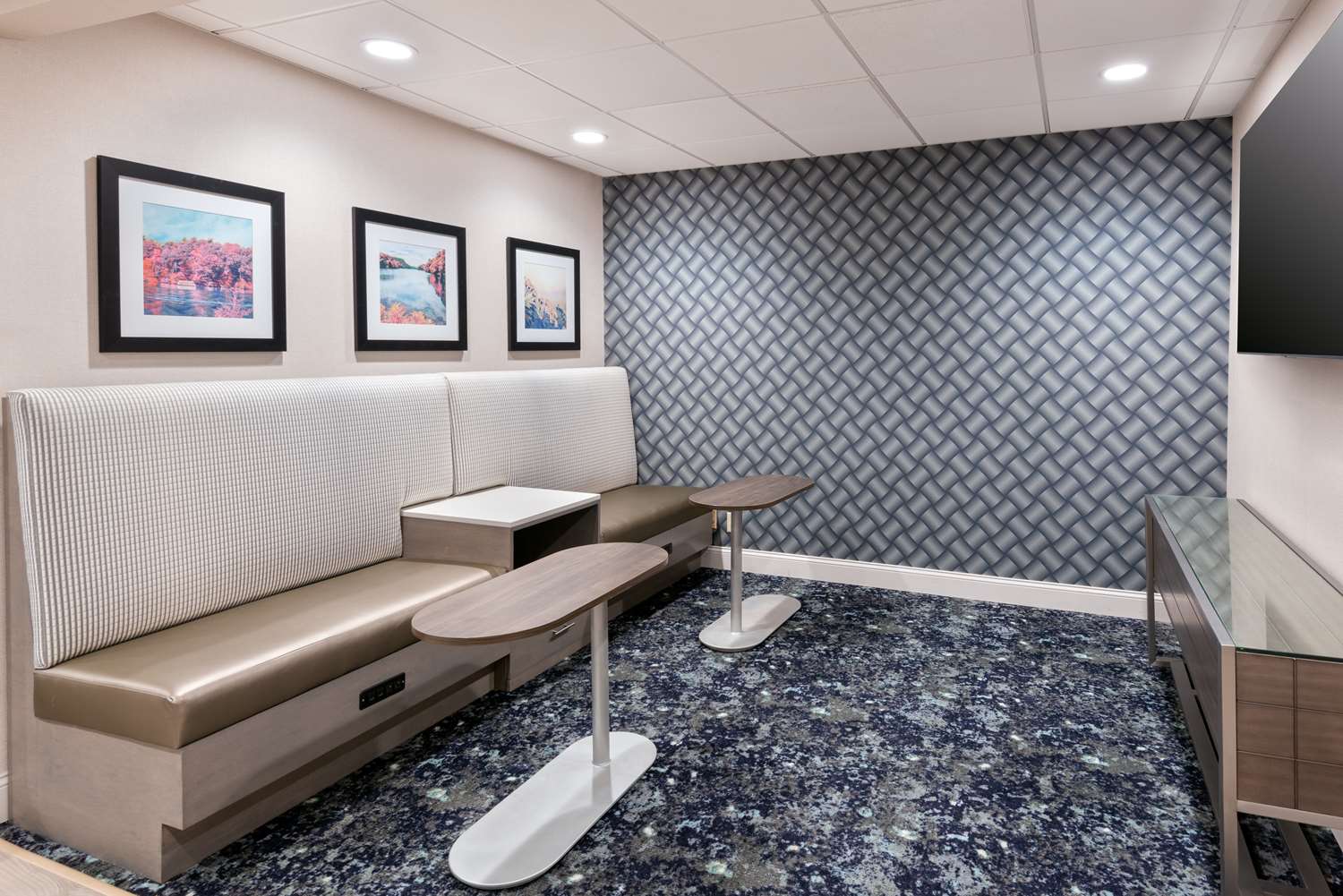 Hampton Inn Hartford/Airport 2