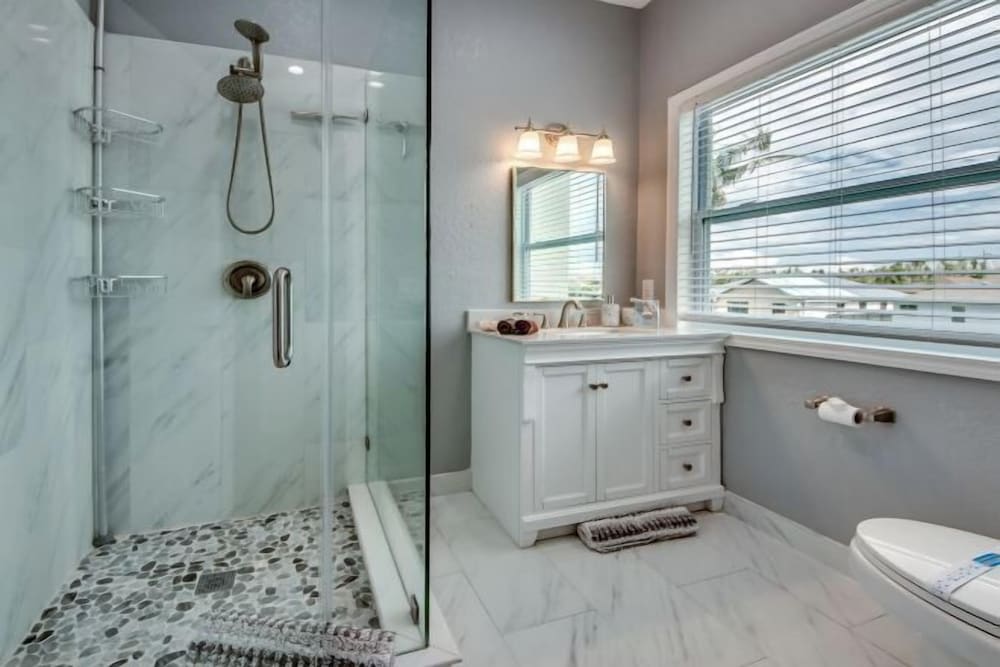 Golden Globe - luxury on the canal with pool/spa 1