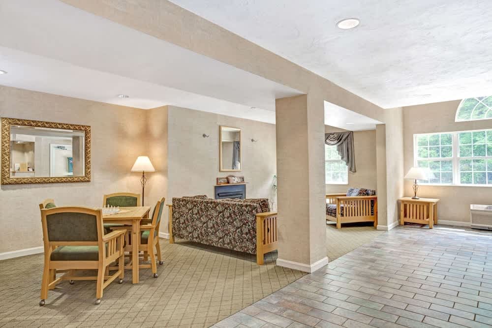 Days Inn by Wyndham Sturbridge 2