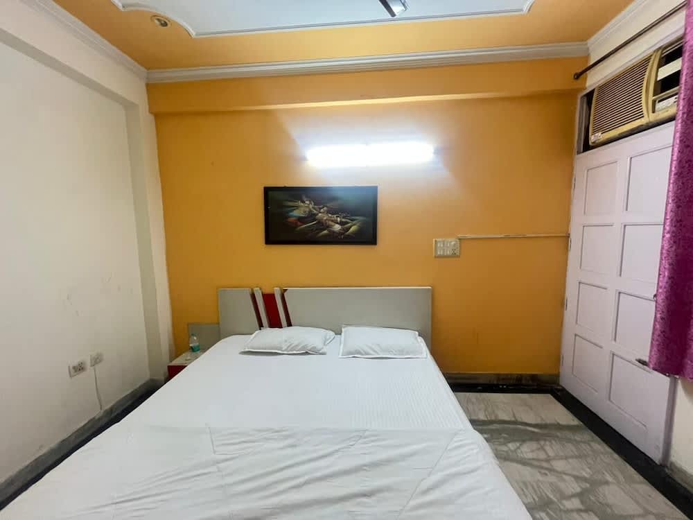 Roomshala Hotel Blue Inn Noida Sector 51 1