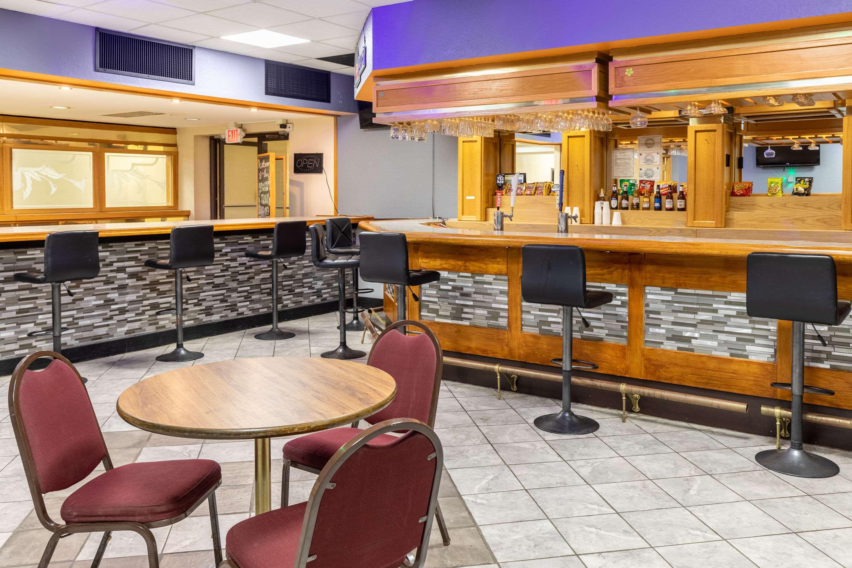 Quality Inn Newport 2