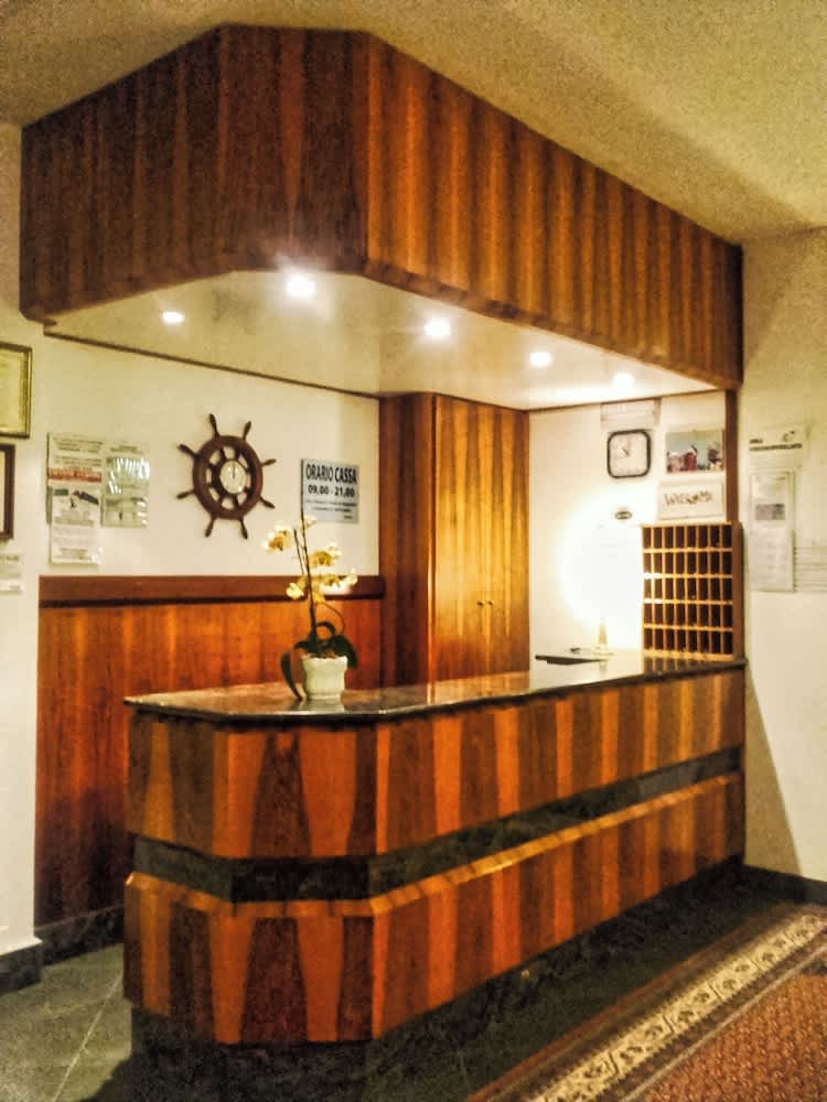 Hotel Caesar B&B Fronte Mare in Centro di Milano Marittima 2