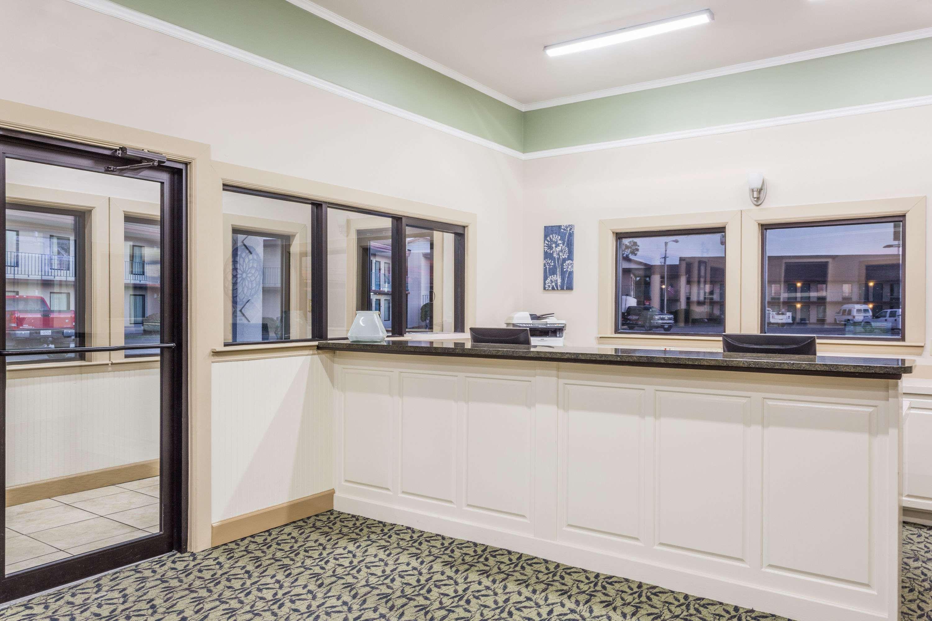 Super 8 by Wyndham Adel 2