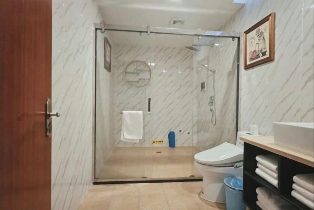 Longchen Holiday Inn (Shanghai Ruijin Hospital Yongjia Road Branch) 2
