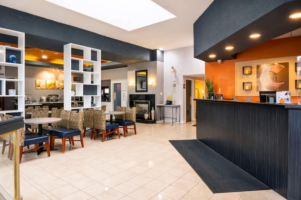 Comfort Hotel & Suites 2