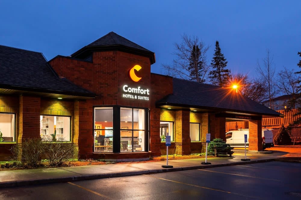 Comfort Hotel & Suites 1