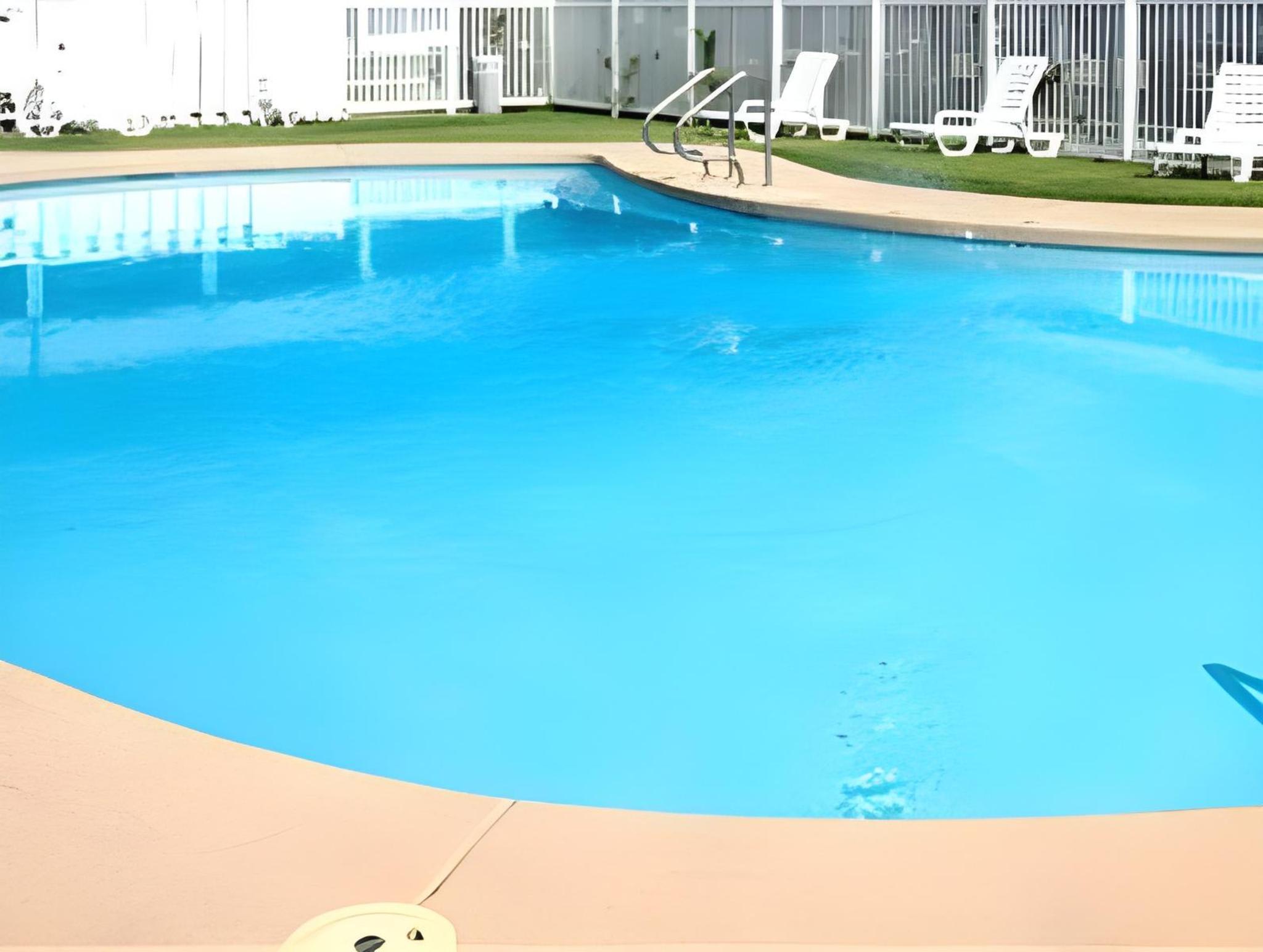EZ 8 Motel Airporter 1