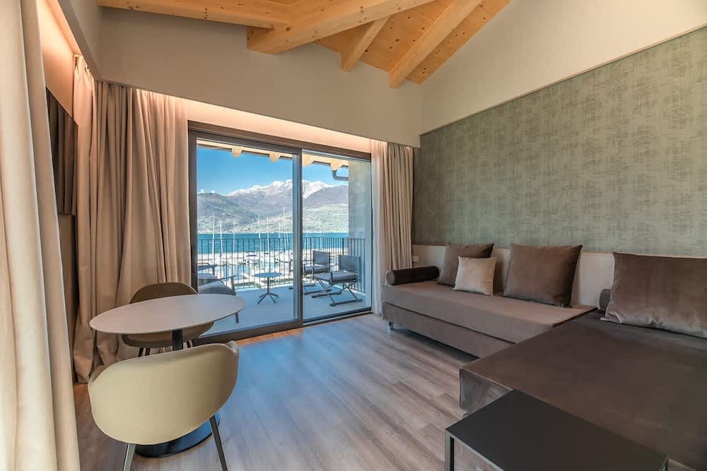 Lago Dorato Marina Lodge - Lakefront 1
