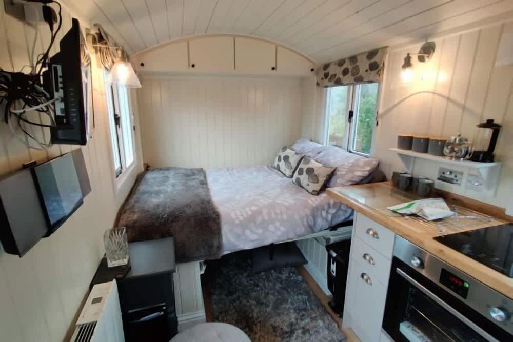 Duck House - 1 Bed Shepherds Hut - Gower 1