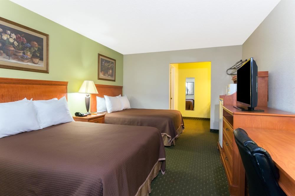 Howard Johnson by Wyndham Tallahassee 1