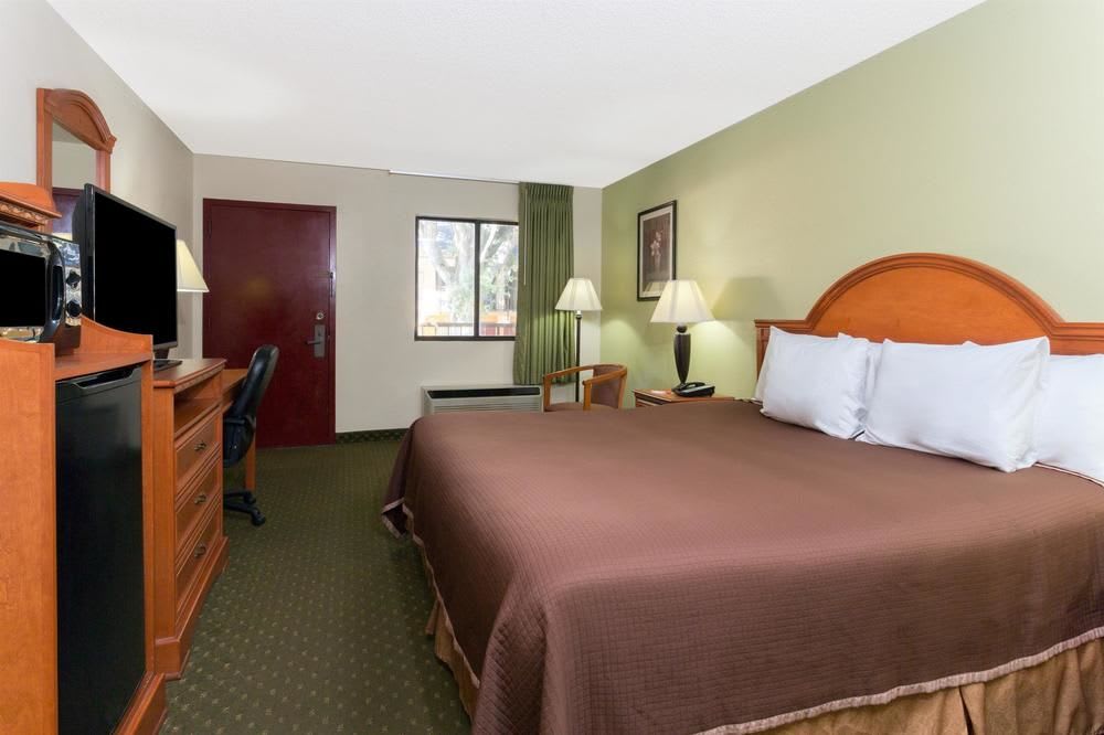 Howard Johnson by Wyndham Tallahassee 2