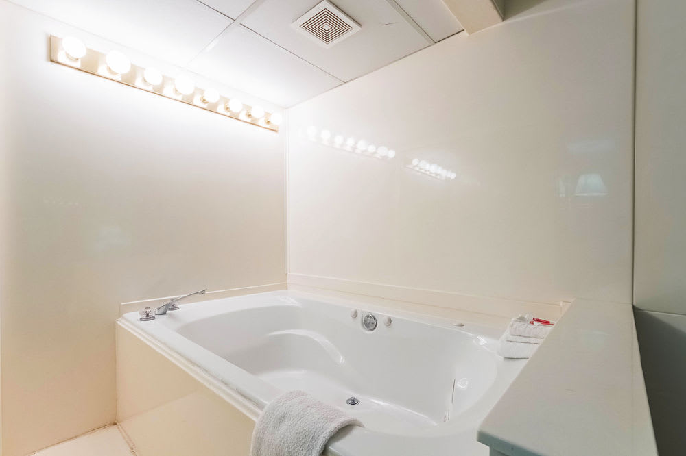 ECONO LODGE INN & SUITES 2