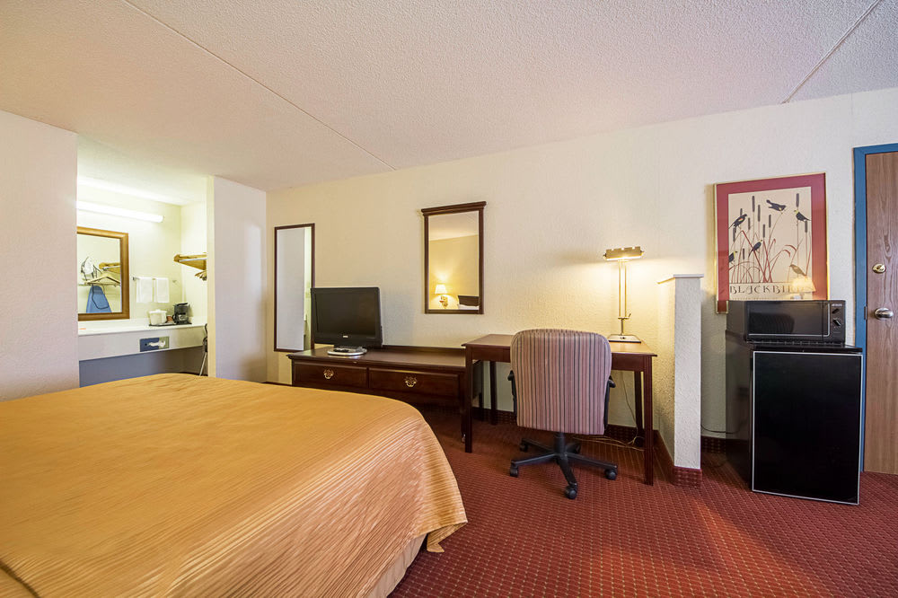 ECONO LODGE INN & SUITES 1