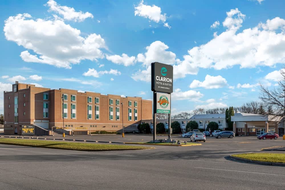 Clarion Hotel & Suites 1
