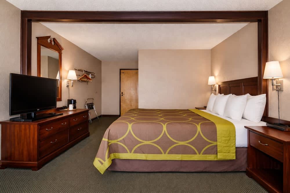 Super 8 by Wyndham Gallup 2
