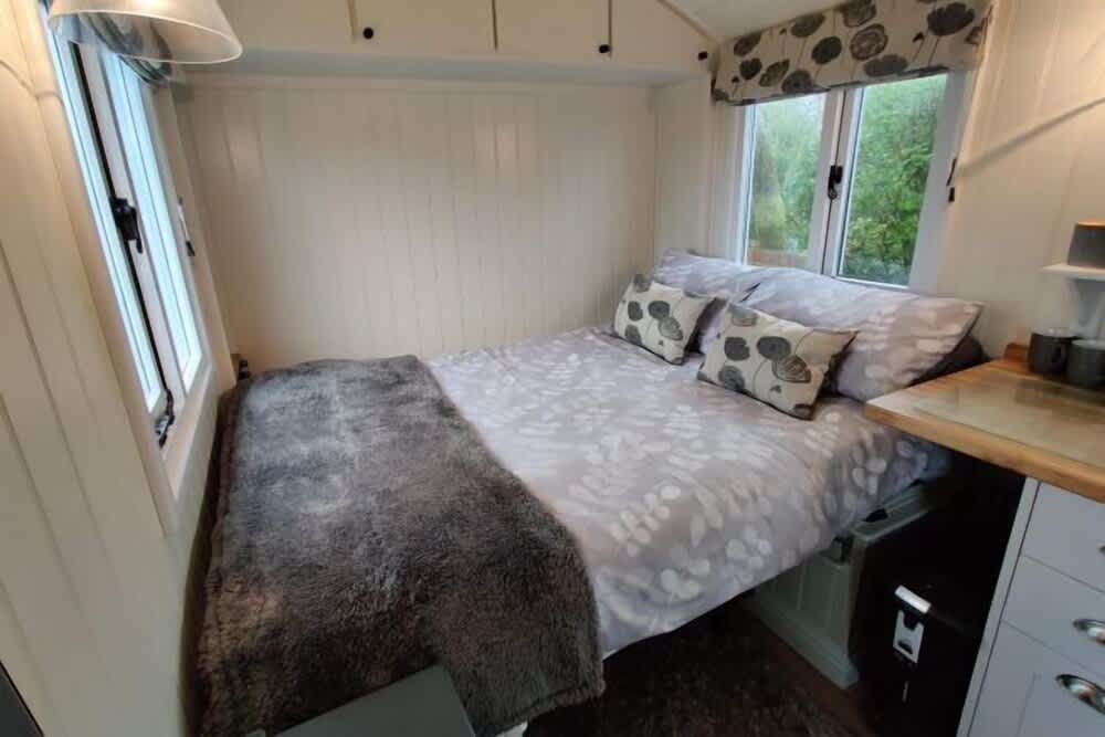 Duck House - 1 Bed Shepherds Hut - Gower 2