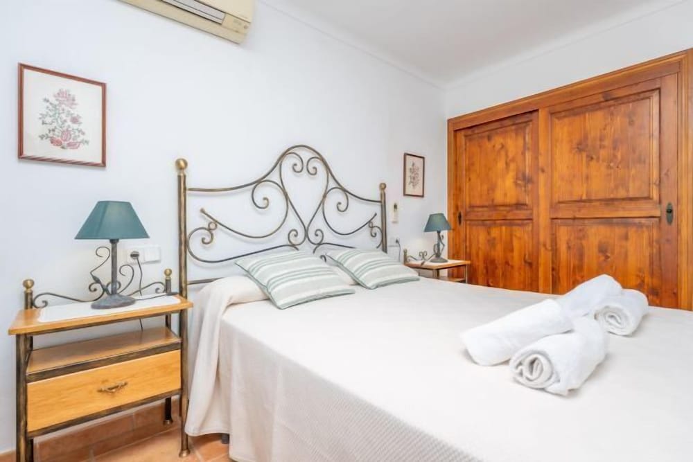 REYNES - Rustic villa with private pool and free Wi-Fi 1