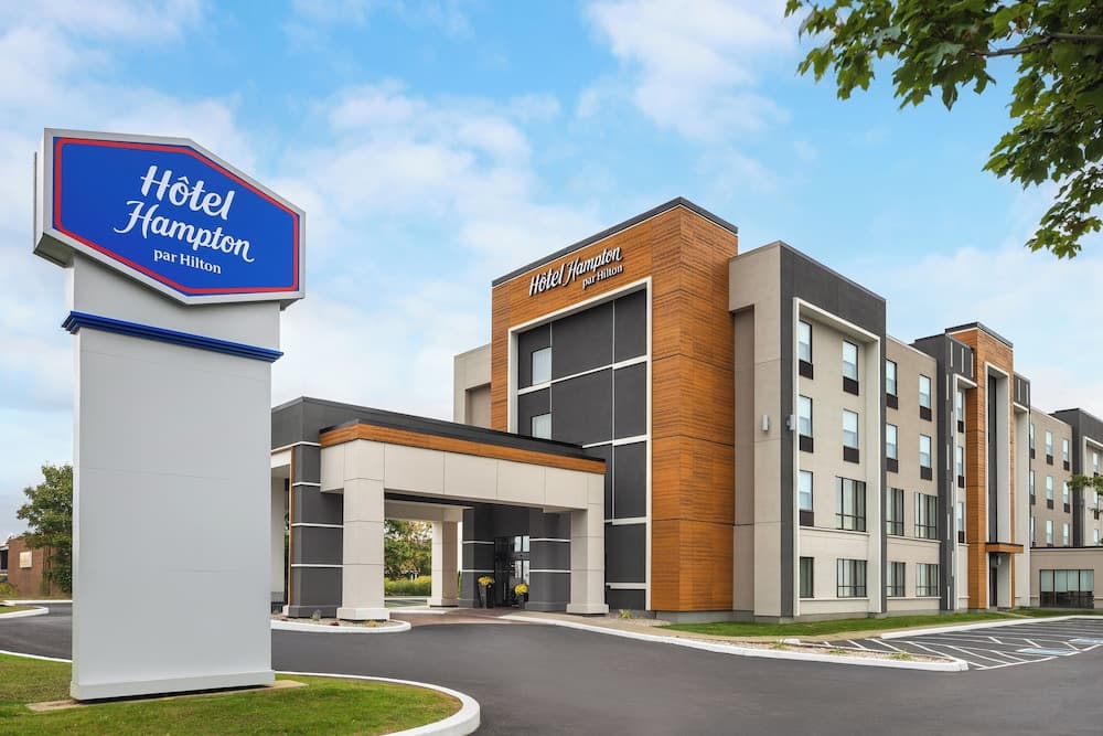 Hampton Inn & Suites by Hilton Montreal-Dorval 1