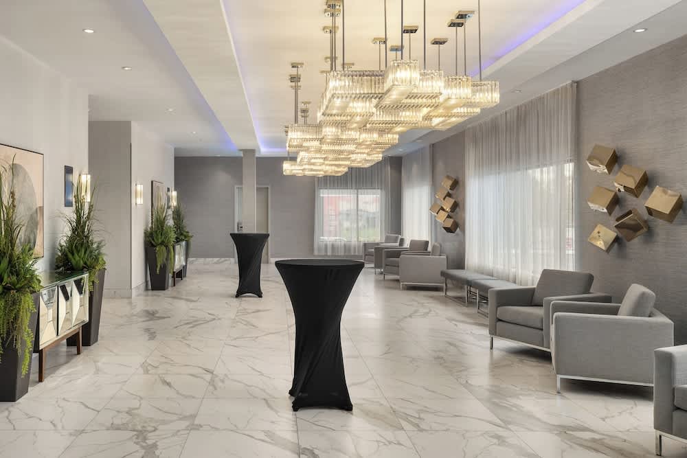 Hampton Inn & Suites by Hilton Montreal-Dorval 2
