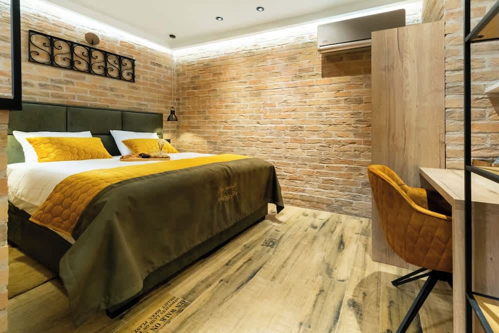 Deluxe Dino room & studio apartment 1