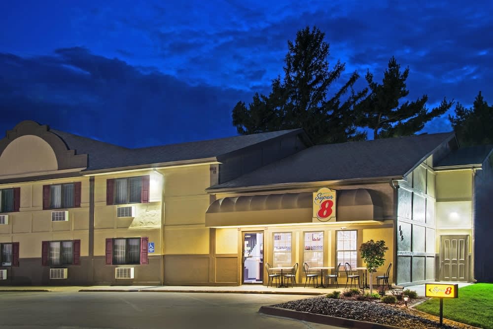 Super 8 by Wyndham Pella 1
