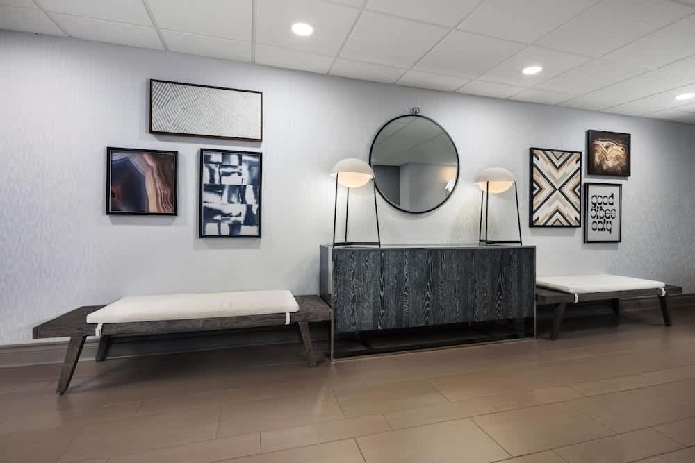 La Quinta Inn & Suites by Wyndham Downtown Asheville 2