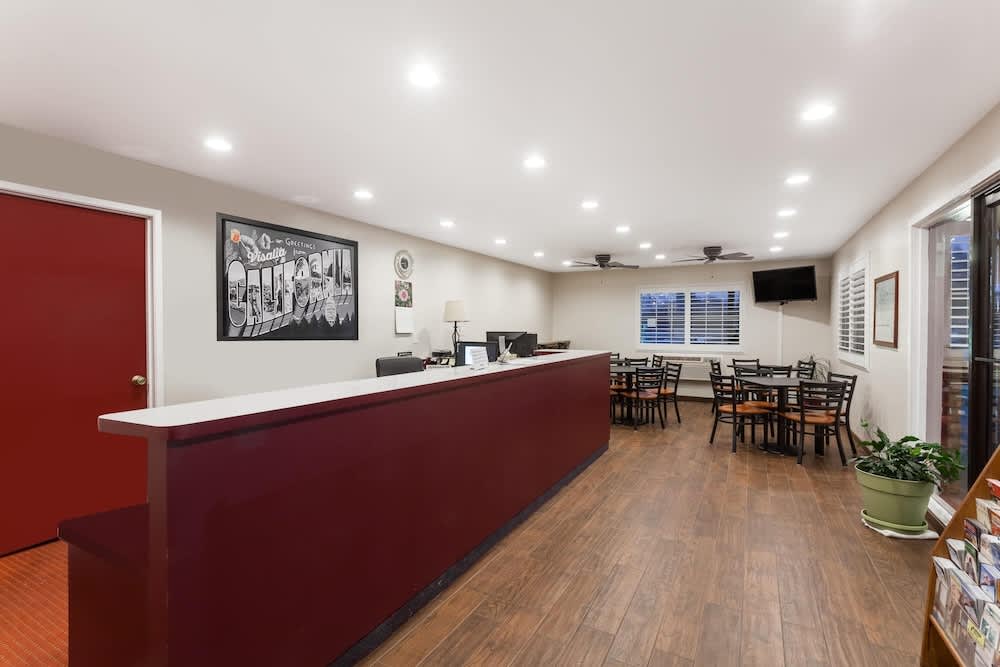 Super 8 by Wyndham Visalia 1