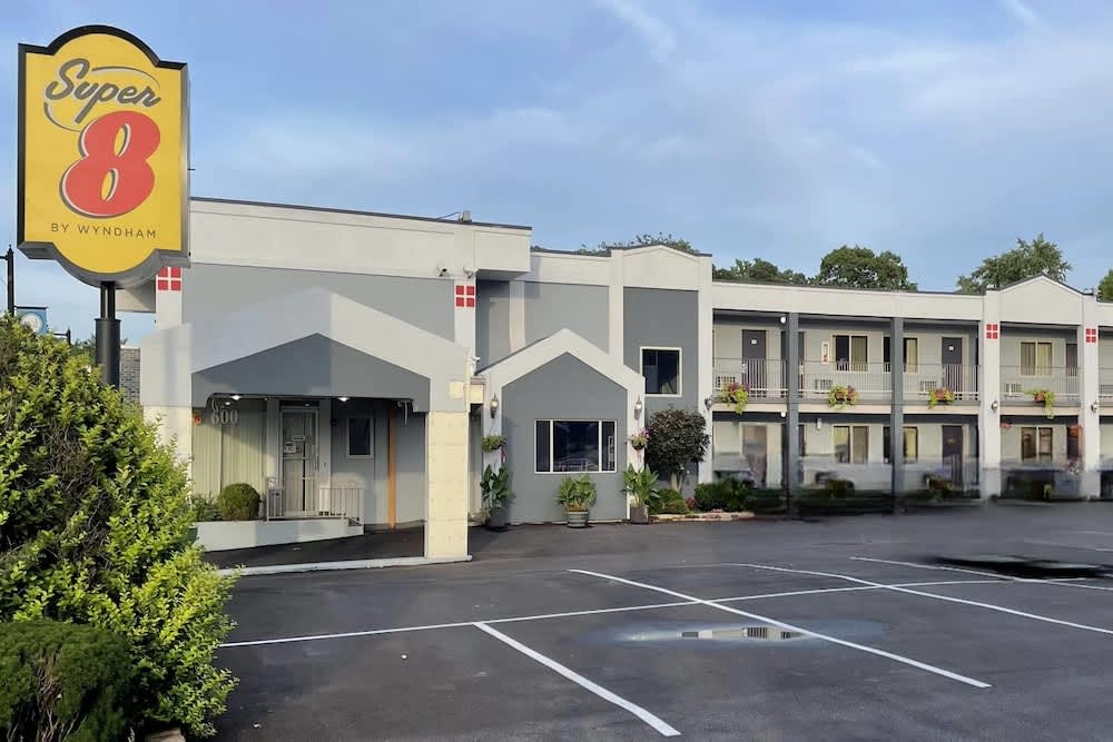 Super 8 by Wyndham Belleville St. Louis Area 1