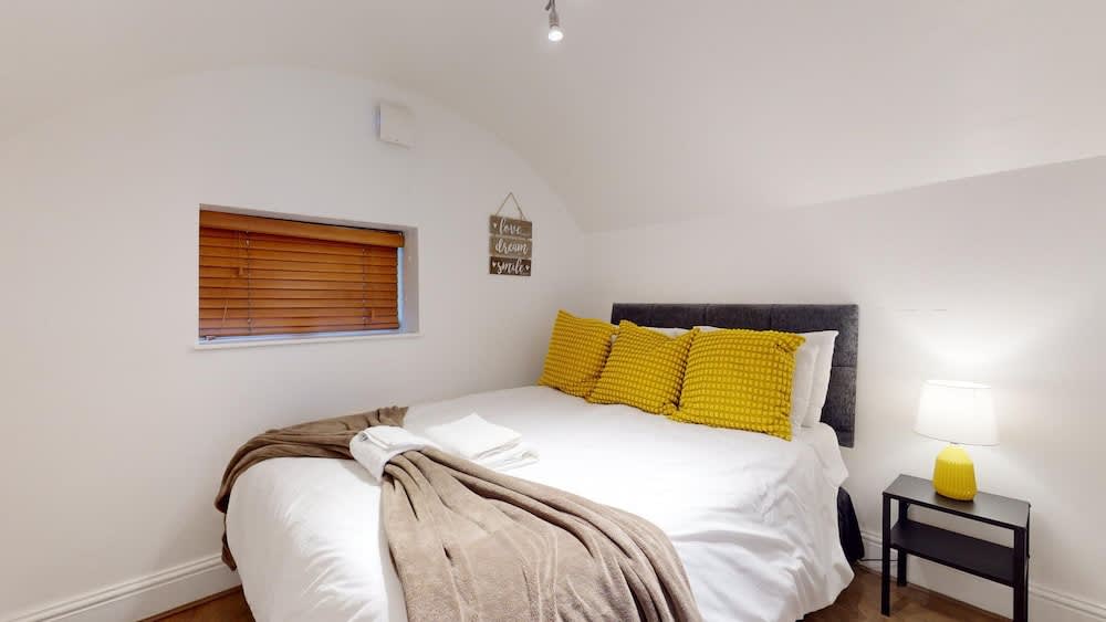 Modern 2 Bed Apartment in Greenwich 2