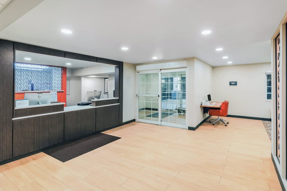 Candlewood Suites TOPEKA WEST by IHG 1