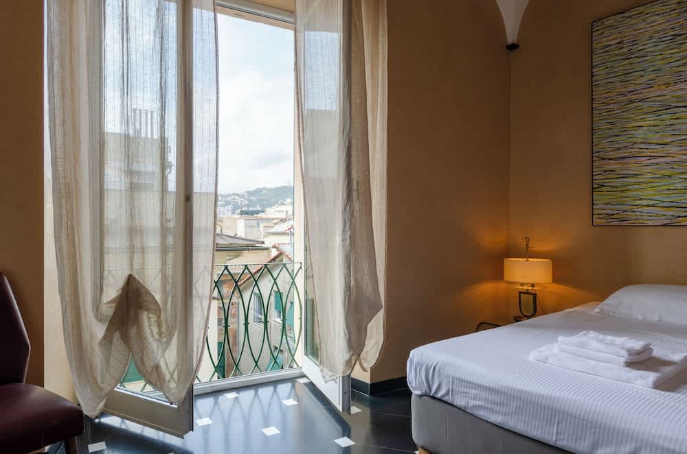 JOIVY Exclusive Flat for 7 near Cathedral of Genoa 2