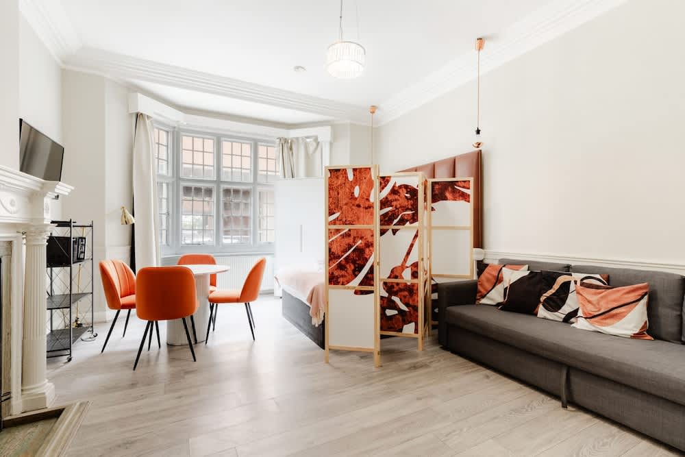 Apts in the Heart of High st Kensington 2
