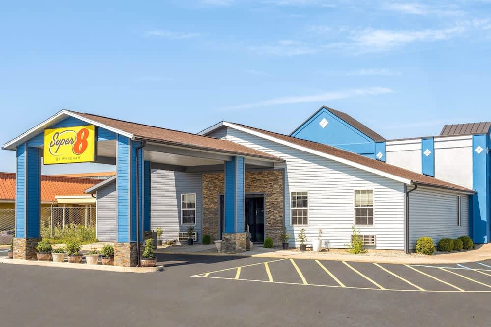 Super 8 by Wyndham Fort Wayne 1