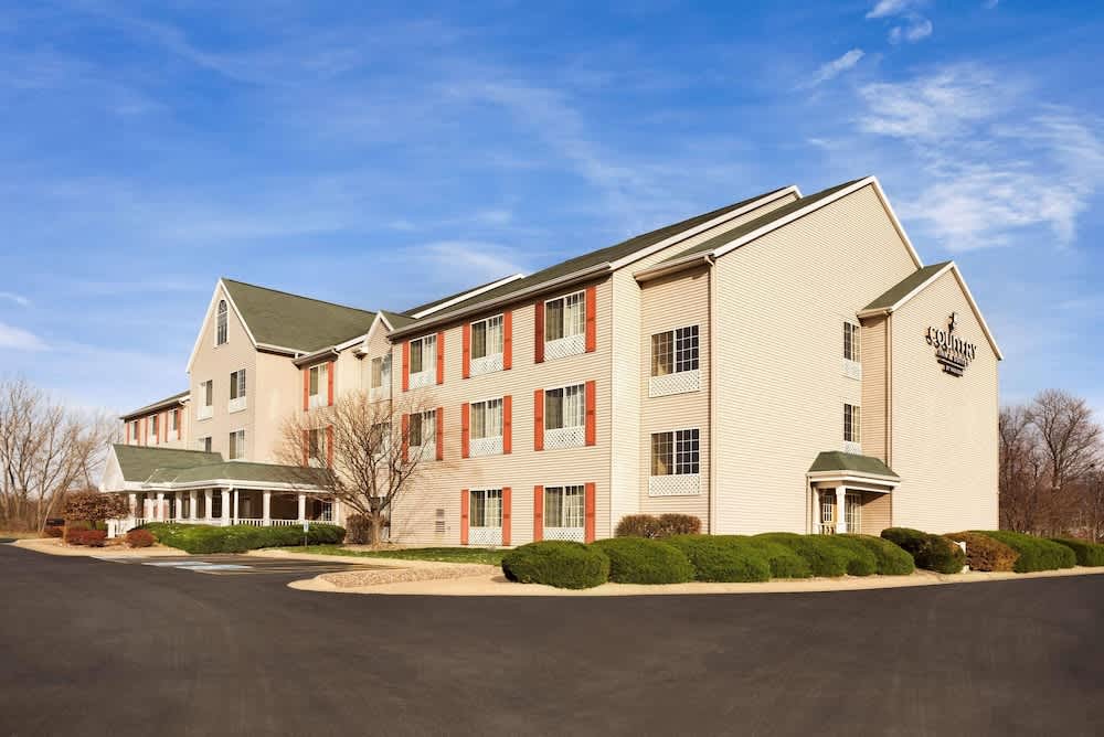 Country Inn & Suites by Radisson, Clinton, IA 1