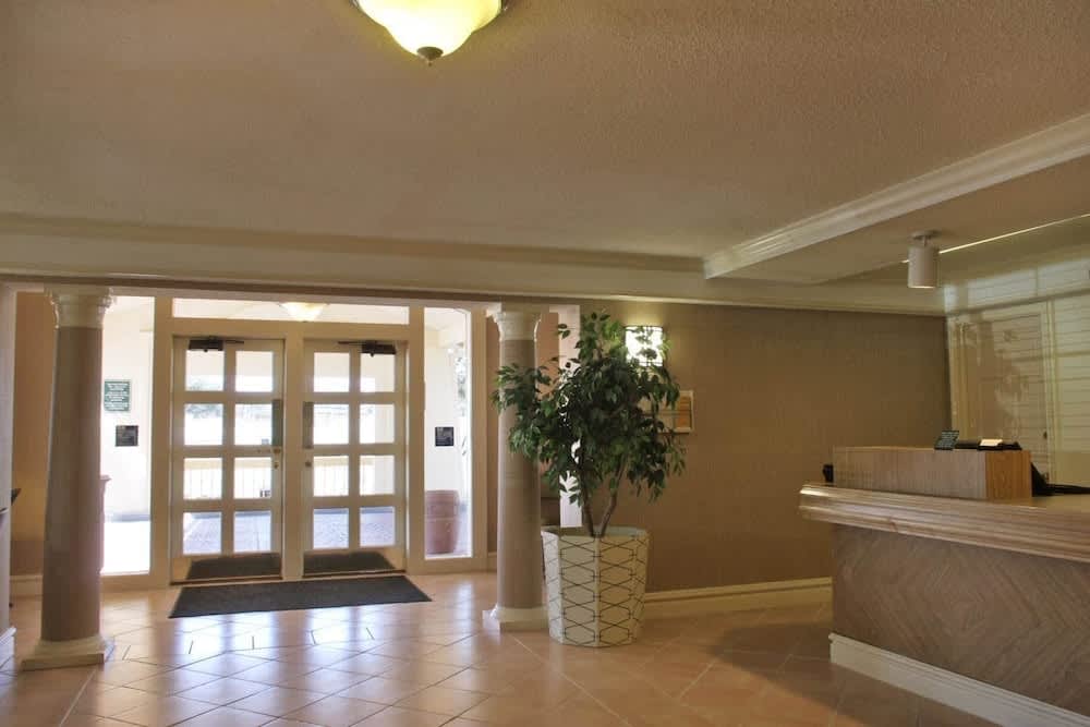 Townhouse Garden Inn & Suites San Antonio I 35 2