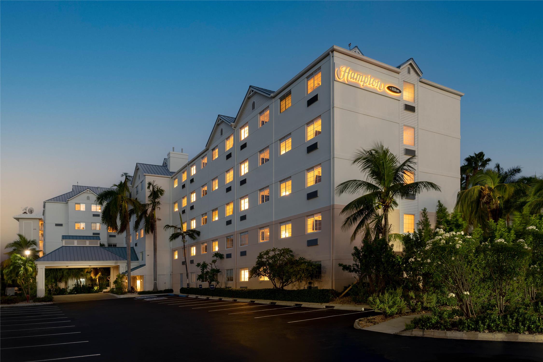 Hampton by Hilton Grand Cayman Seven Mile Beach 2