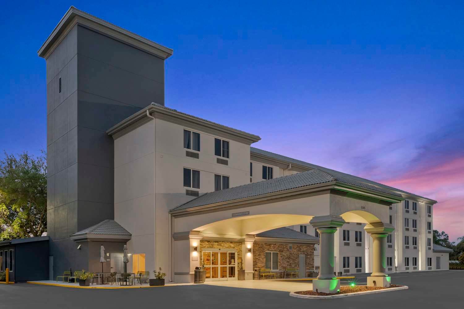 Spark by Hilton Orlando near SeaWorld 2