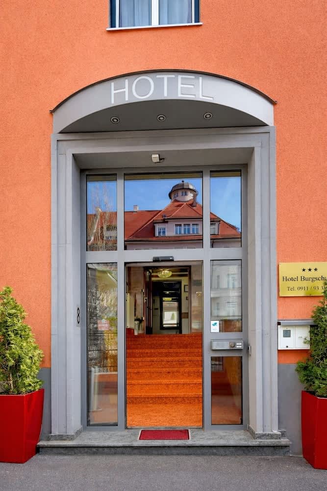 TIPTOP Hotel Burgschmiet Garni 2
