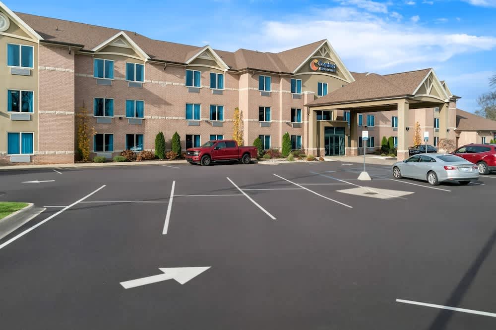 Comfort Inn & Suites Taylor - Detroit 1