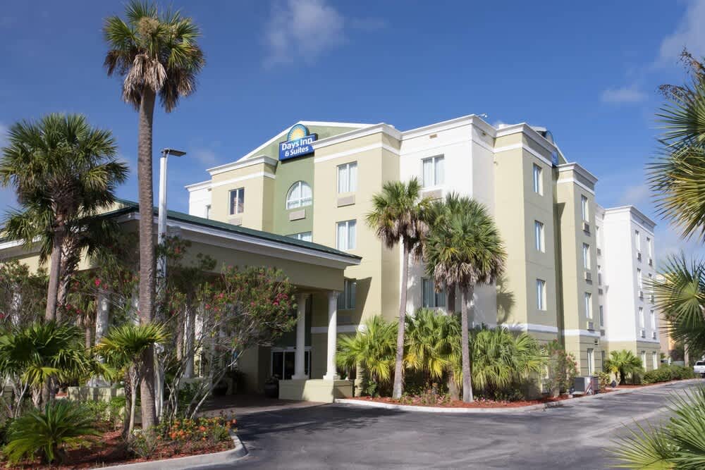 Days Inn & Suites by Wyndham Fort Pierce I-95 1