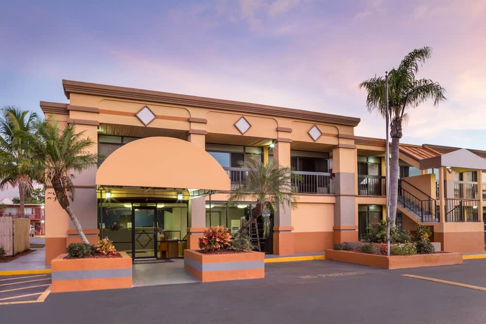 Travelodge by Wyndham Fort Myers North 1