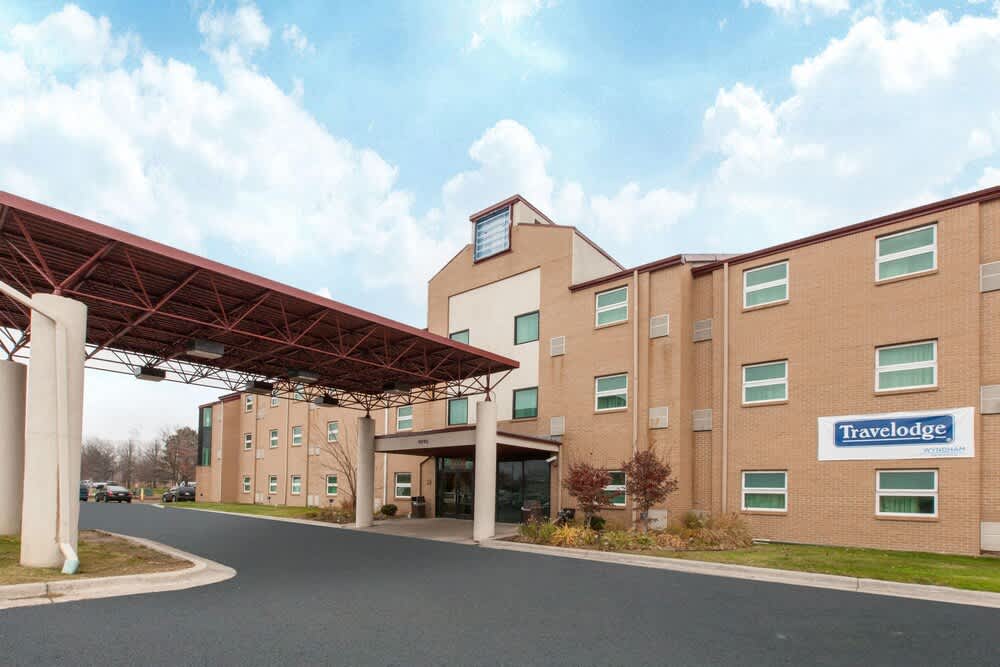 Travelodge by Wyndham Romulus Detroit Airport 1
