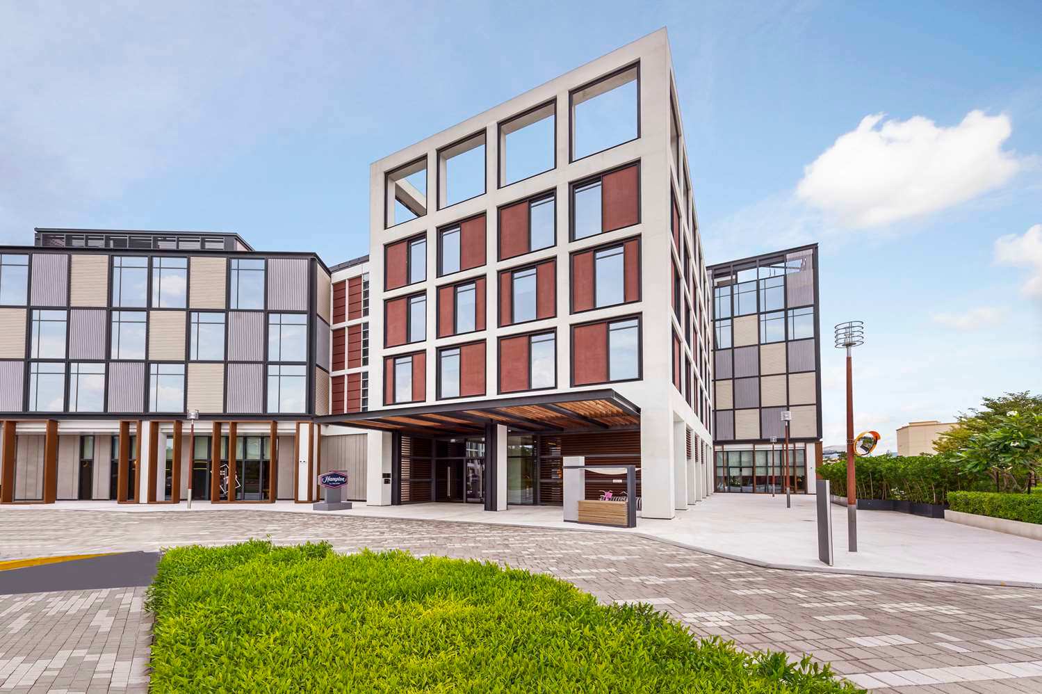 Hampton by Hilton Dubai Al Seef 1