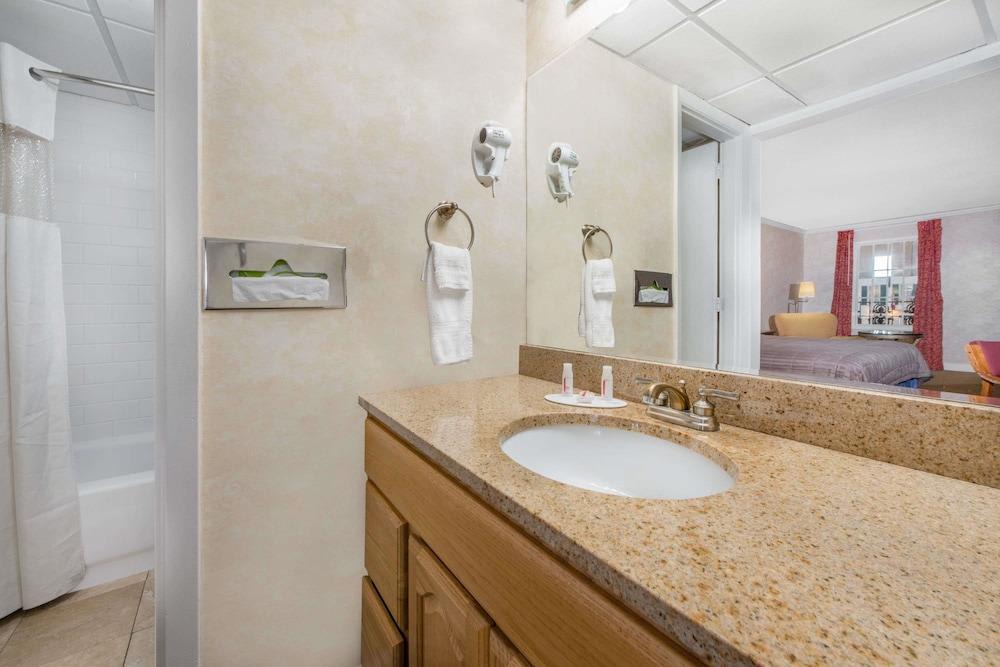 Howard Johnson By Wyndham Burlington 2