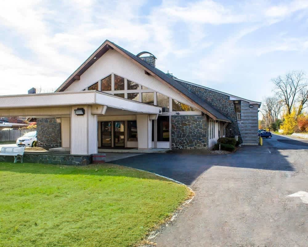 Econo Lodge Inn & Suites Colonie Center Mall 1