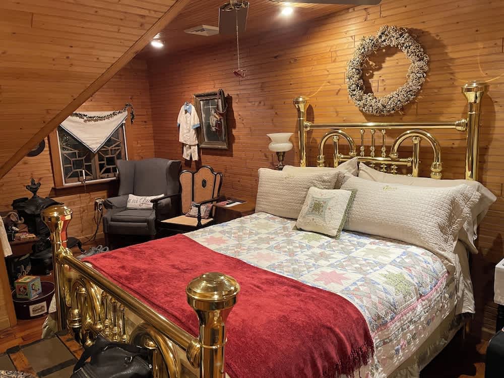 The Queen, A Victorian Bed & Breakfast 1